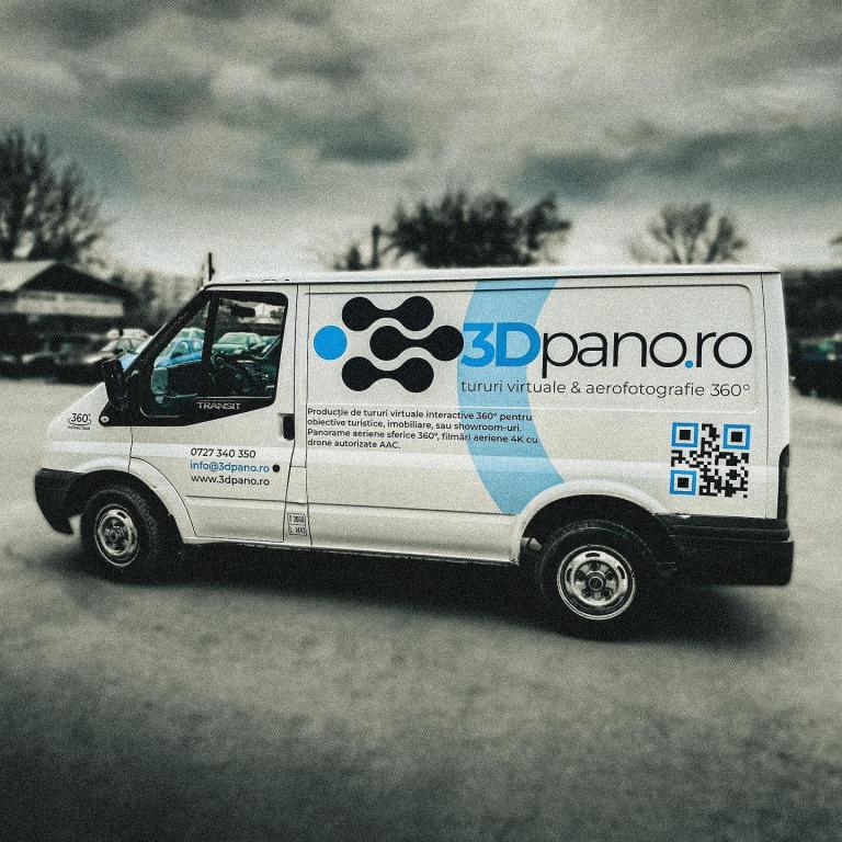 Dubă albă inscripționată 3Dpano.ro, din lateral
