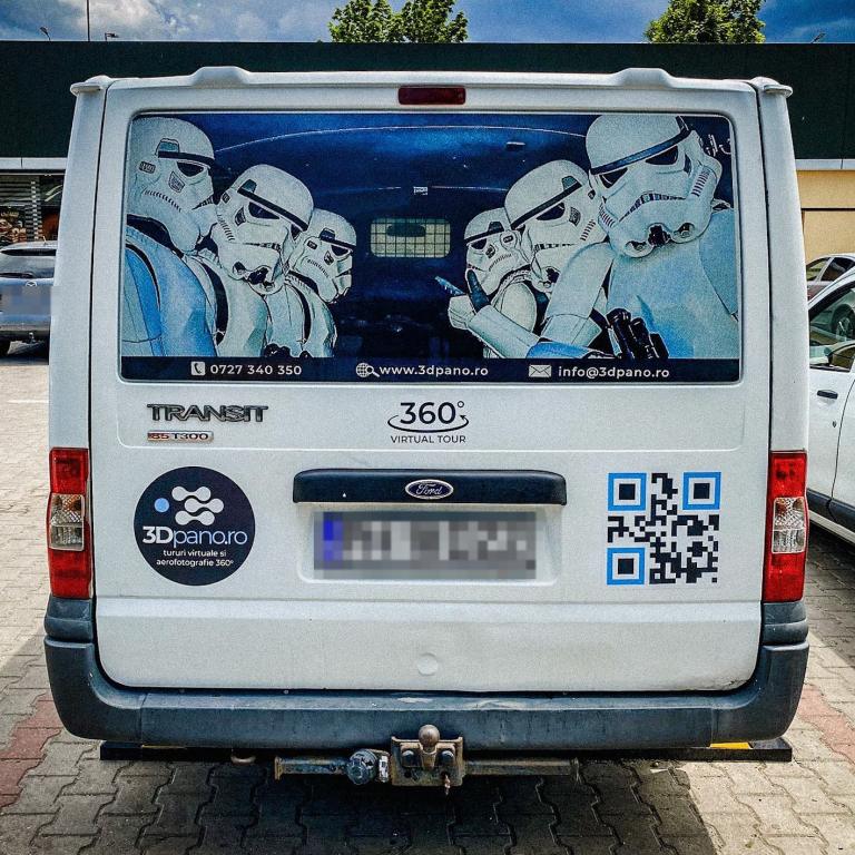 Dubă inscripționată 3Dpano.ro, din spate, cu stormtrooperi desenați pe geam