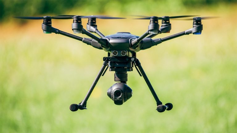 Dronă Yuneec Typhoon H Pro în zbor: șase rotoare, senzorii de obstacole în față și camera pe gimbal, sub corp