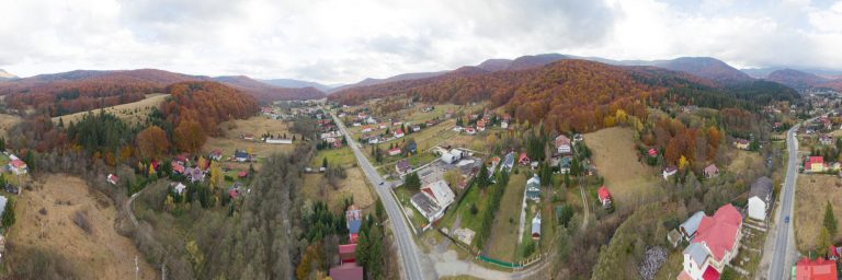 Cheia și Măneciu din dronă: drumul prin sat, pădurile de toamnă și munții