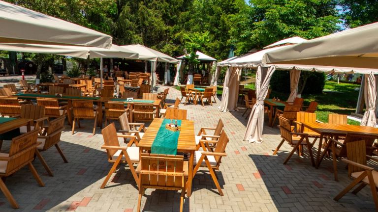 Casa Seciu: terasa cu umbrele