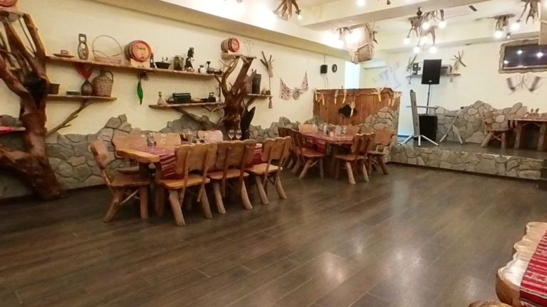 Crama Rina: sala mare, cu mesele pregătite