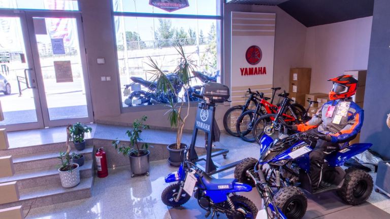 Dual Motors: colțul Yamaha de lângă intrare