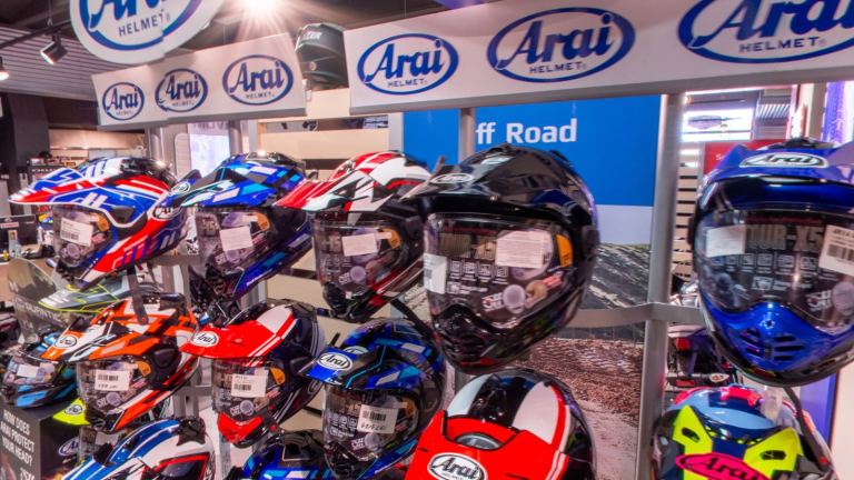 Dual Motors: raftul cu căști Arai