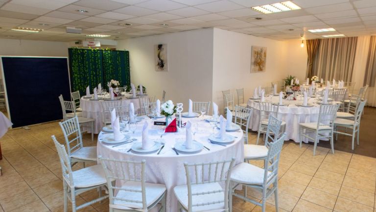 Chef’s Good Taste: sala de evenimente, cu mesele rotunde aranjate