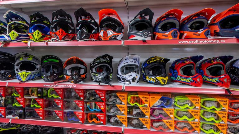 Profi Moto Shop: raftul cu căști și ochelari de motocros