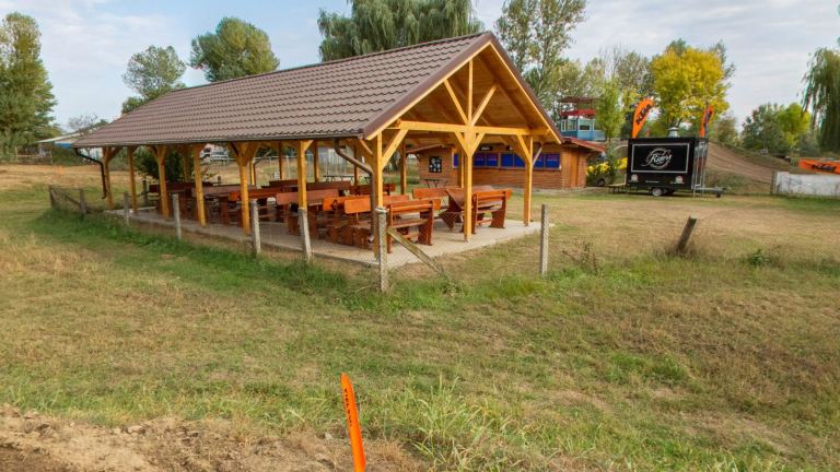 TCS Racing Park: foișorul cu mese de lângă pistă